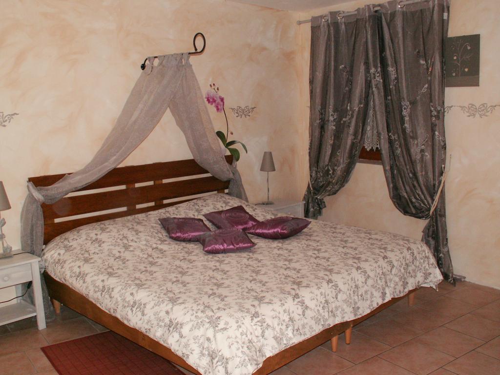 La Chartreuse Hotel Poilly-sur-Tholon Habitación foto